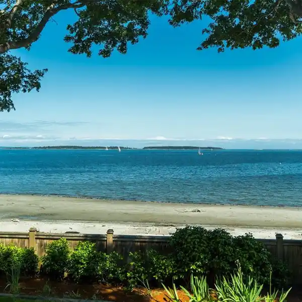 CHARMING FULLY RENOVATED DUPLEX IN THE ESPLANADE