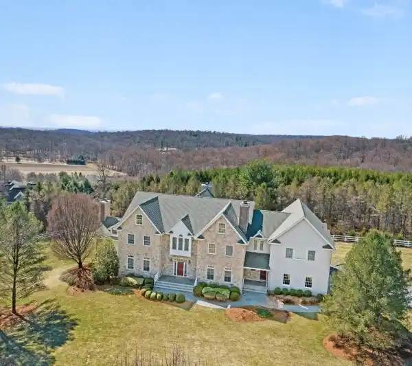 IMPRESSIVE COLONIAL ON 5.8 ACRES