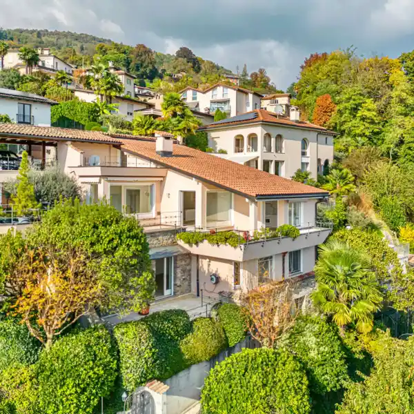 GOLFSIDE RETREAT WITH THREE OUTDOOR PARKING SPOTS