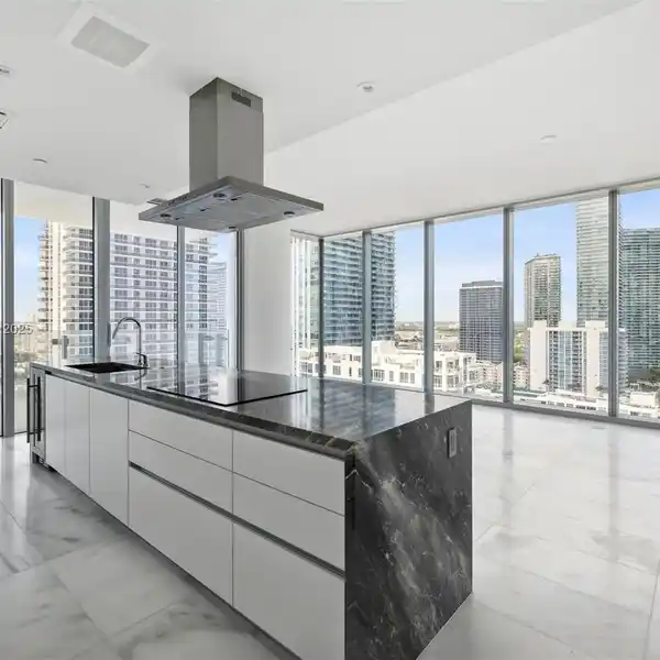 IMMACULATE CORNER UNIT WITH CITY AND BAY VIEWS