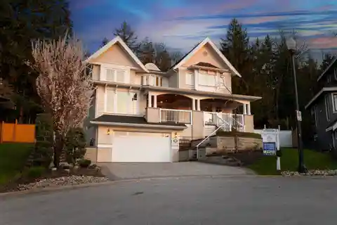 Prestigious Estate with Captivating Mountain Views