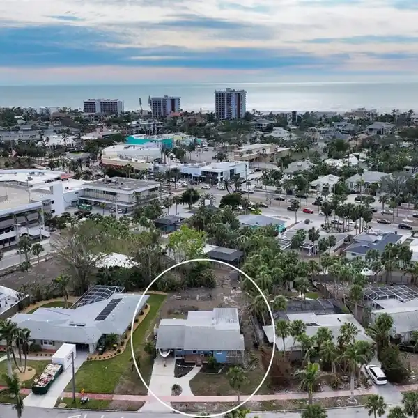 GREAT OPPORTUNITY STEPS FROM ST. ARMANDS CIRCLE
