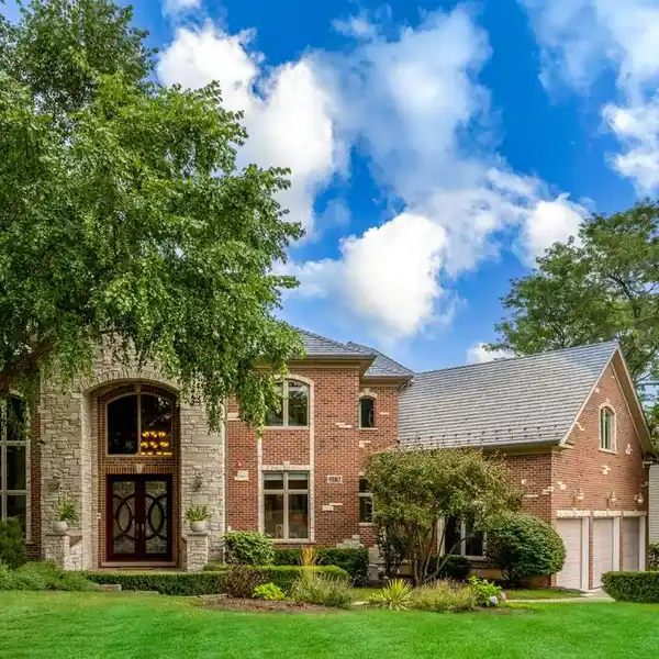 EXQUISITE CHEF’S KITCHEN WITH CUSTOM CABINETRY AND APPLIANCES
