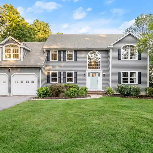 COMFORT AND CONVENIENCE IN A DESIRABLE LOCATION