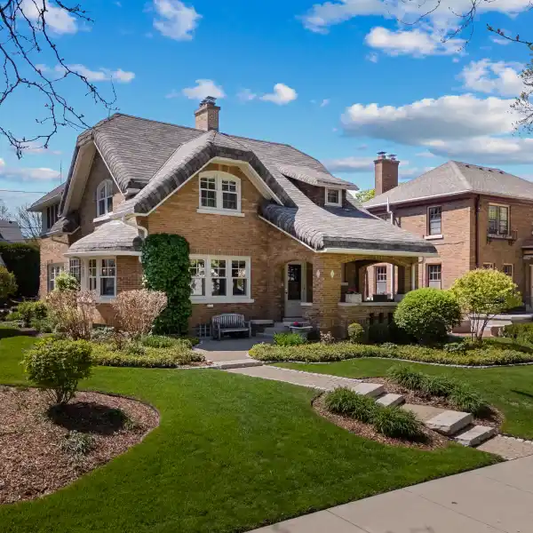 ELEGANT SHOREWOOD HOME STEPS FROM ATWATER BEACH