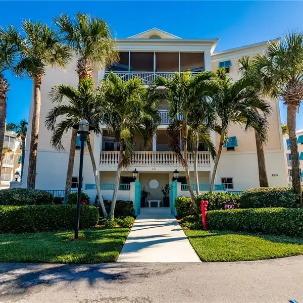 FANTASTIC BEACH VILLA WITH PRIVATE GARAGE