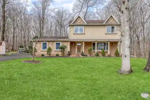 Beautiful Side-hall Colonial on a Quiet Cul-de-sac