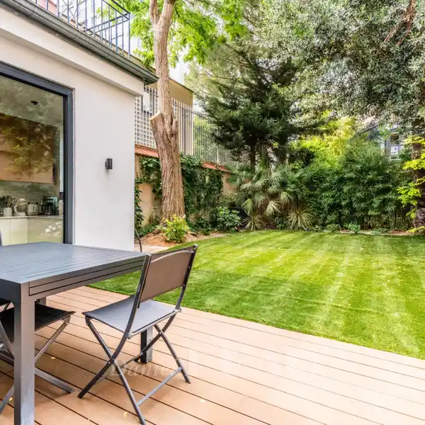 GROUND FLOOR APARTMENT OPENING TO GARDEN