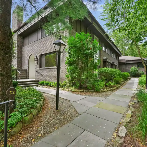 ELEGANT END UNIT TOWNHOUSE IN CANAAN CLOSE