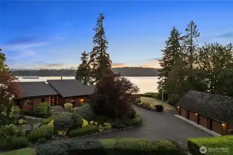 Single-story Northwest Contemporary on over Two Acres