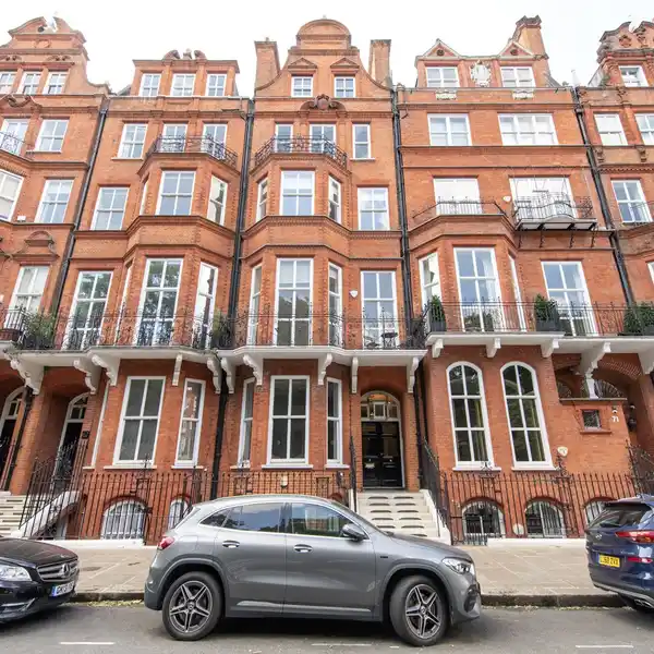 EXCEPTIONAL PENTHOUSE ON CADOGAN SQUARE