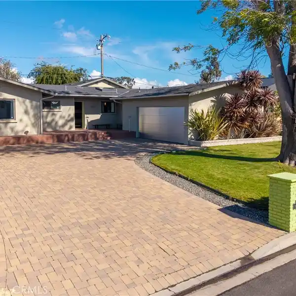 BEAUTIFUL ONE-LEVEL DOVER SHORES HOME