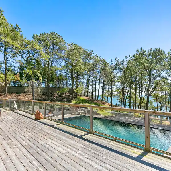 BAY FRONT BEAUTY - AN ENTERTAINER'S DREAM