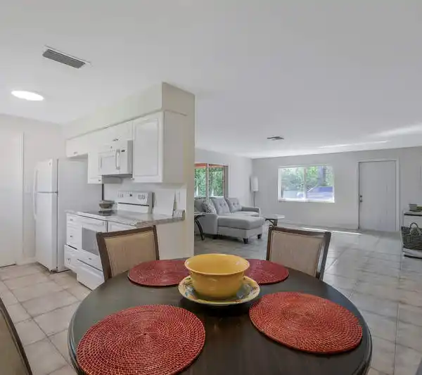 GREAT OPPORTUNITY IN LAKE PARK