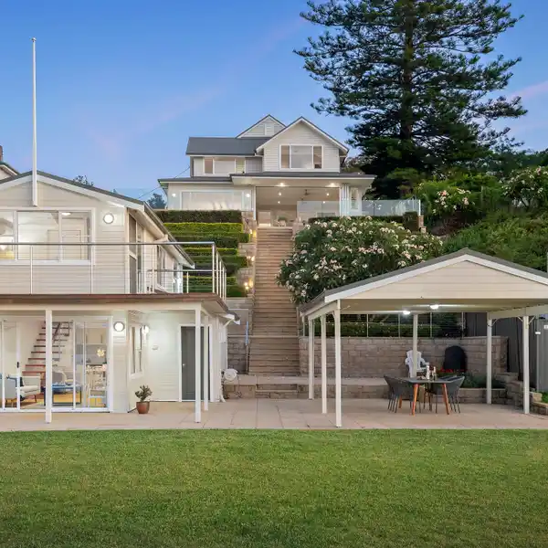 THE IDEAL LUXURY LAKE HOUSE