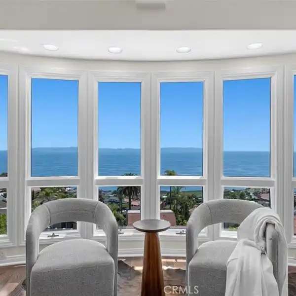 COASTAL FORTRESS WITH UNRIVALED PANORAMIC WHITE WATER VIEWS