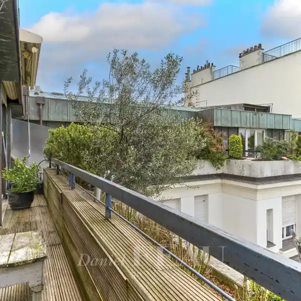 SUNLIT DUPLEX WITH STUNNING VIEWS