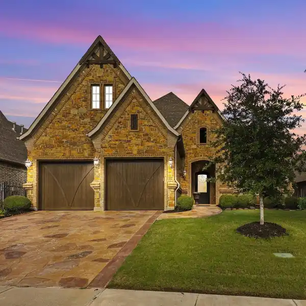 BEAUTIFUL CUSTOM HOME IN THE GATED VILLAS OF COLLEYVILLE