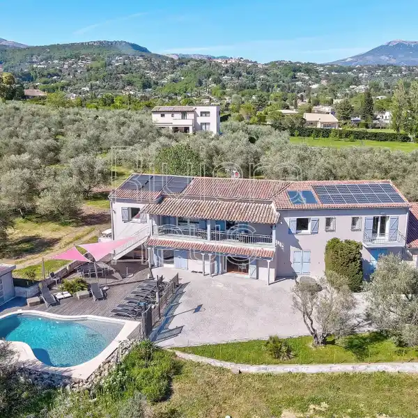 MAGNIFICENT HOUSE SURROUNDED BY OLIVE GROVES