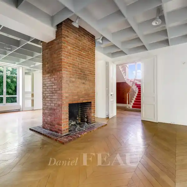 EXPANSIVE VILLA FULL OF POTENTIAL
