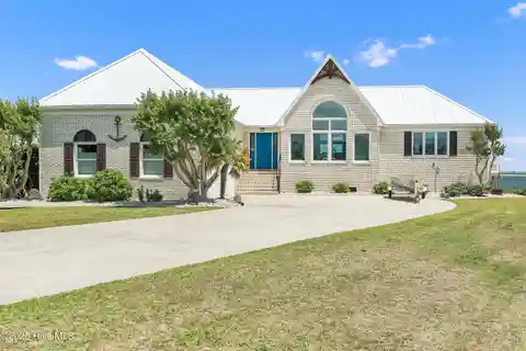Waterfront Paradise in Blue Heron Bay