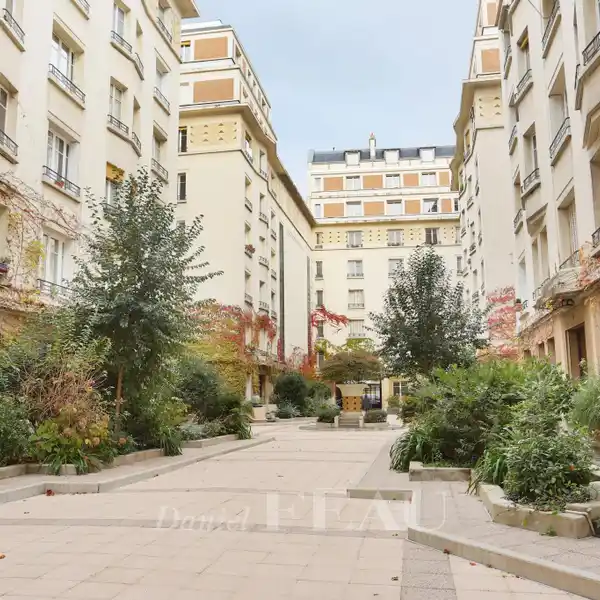 PEACEFUL APARTMENT IN A DELIGHTFUL BUILDING