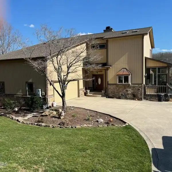 LAKE PROPERTY WITH AMAZING VIEWS