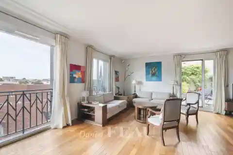 Terraced Apartment with Iconic Parisian Skyline Views