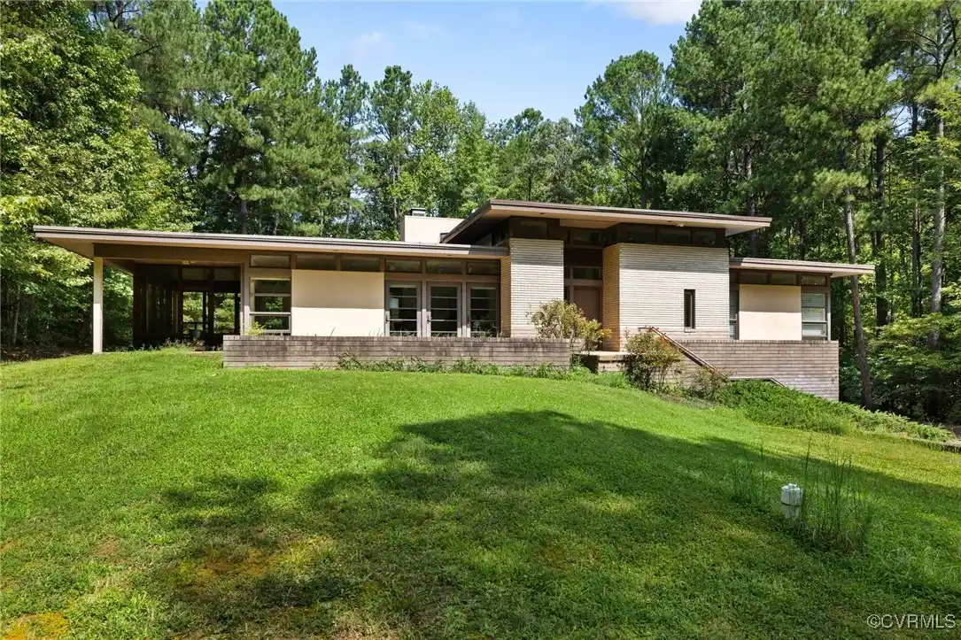 Architectural Showstopper on Six Pristine Acres