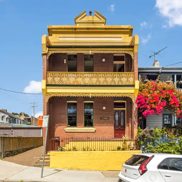 FREESTANDING LATE-VICTORIAN TERRACE