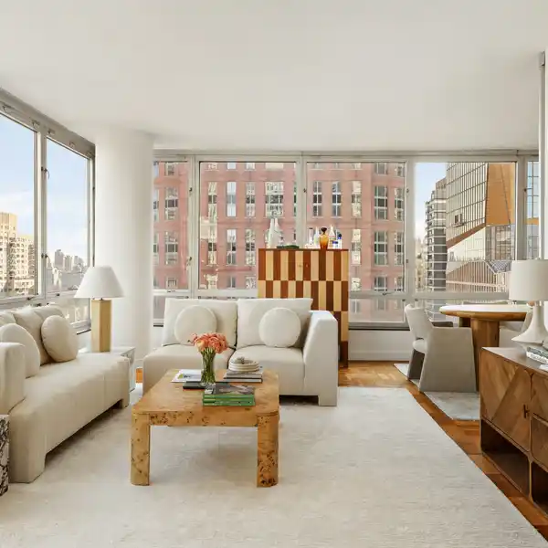 LIGHT-FILLED TWO BEDROOM WITH BREATHTAKING VIEWS