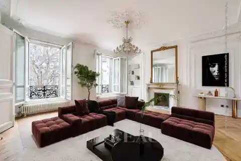 Bright Classic Flat with Lift and Cellar