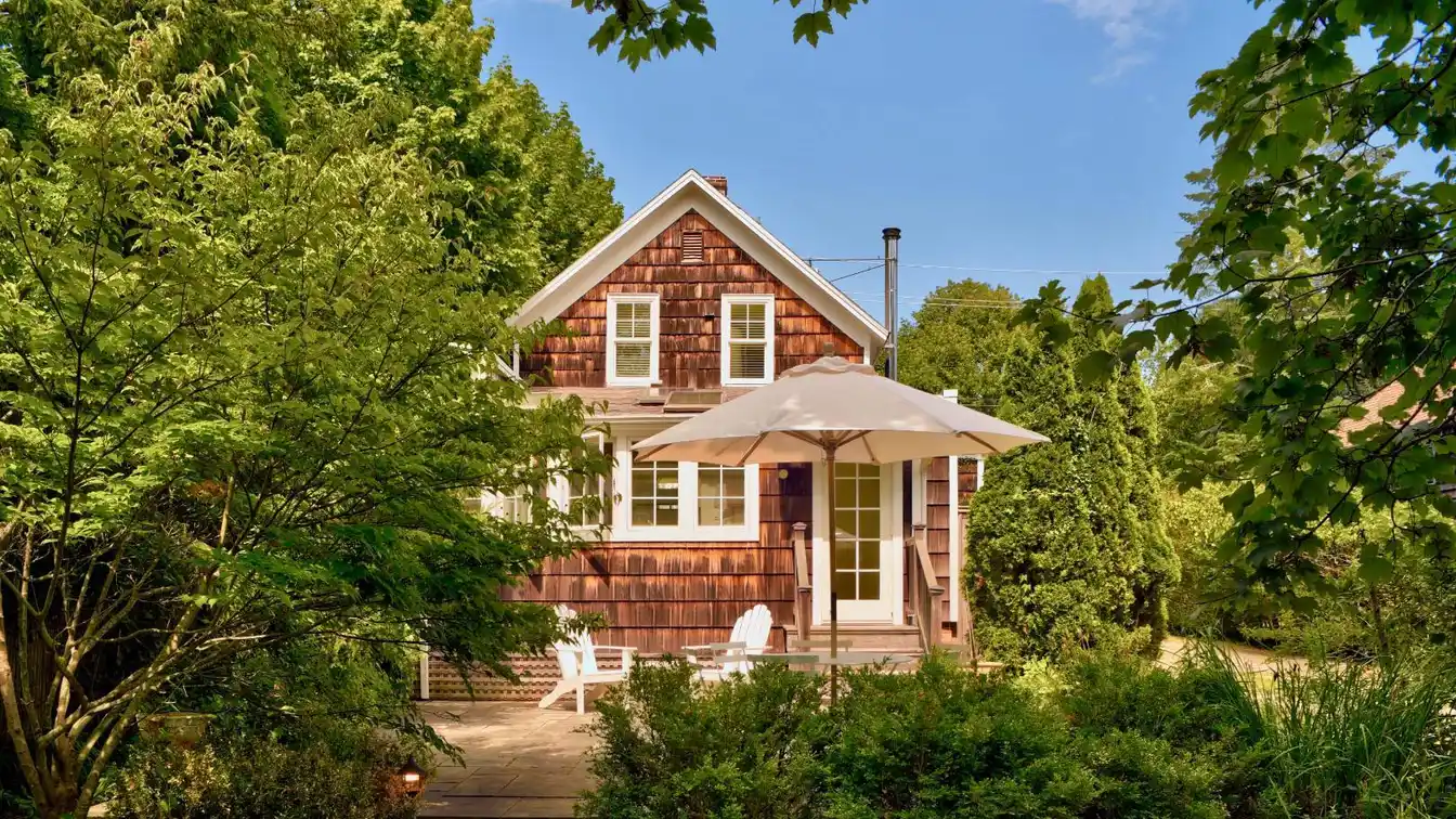 Sweet and Classic Farmhouse with Midcentury Style