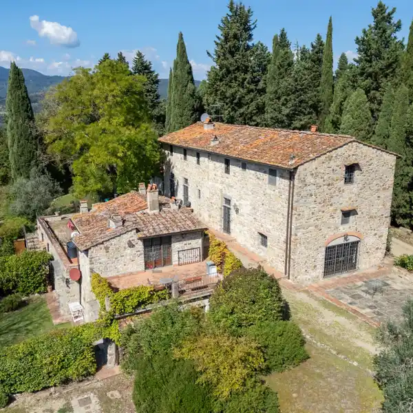 PEACEFUL ESTATE SURROUNDED BY GREENERY