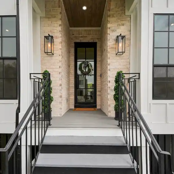LUXURY RESIDENCE IN TIMBERGROVE MANOR