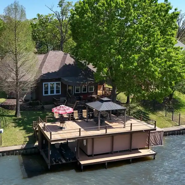 BEAUTIFUL HOME IN PINNACLE CLUB ON CEDAR CREEK LAKE