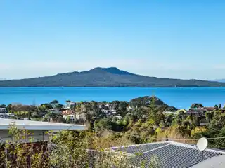 Versatile Luxury Residence in the Heart of Castor Bay