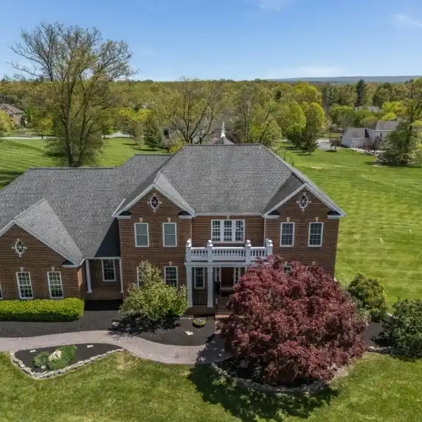 LUXURIOUS LIVING IN SOUGHT-AFTER CRYSTAL GLENN