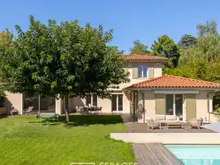 Contemporary House on a Calm Cul-De-Sac