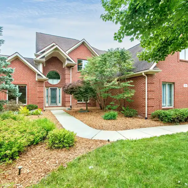 SPACIOUS FIVE BEDROOM HOME IN A LUSH SETTING