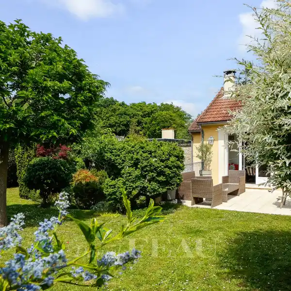 SUNLIT FAMILY OASIS WITH GARDEN AND TERRACE