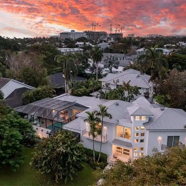 STUNNING CONTEMPORARY RESIDENCE IN THE HEART OF OLD NAPLES