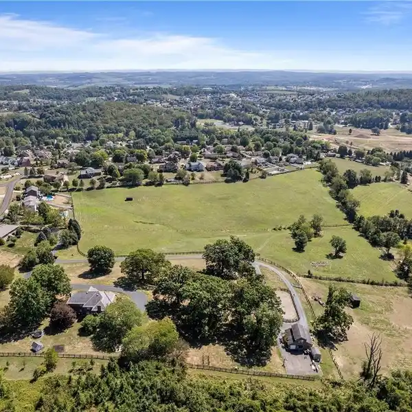 MAGNIFICENT 33-ACRE ESTATE OVERLOOKING WINERY