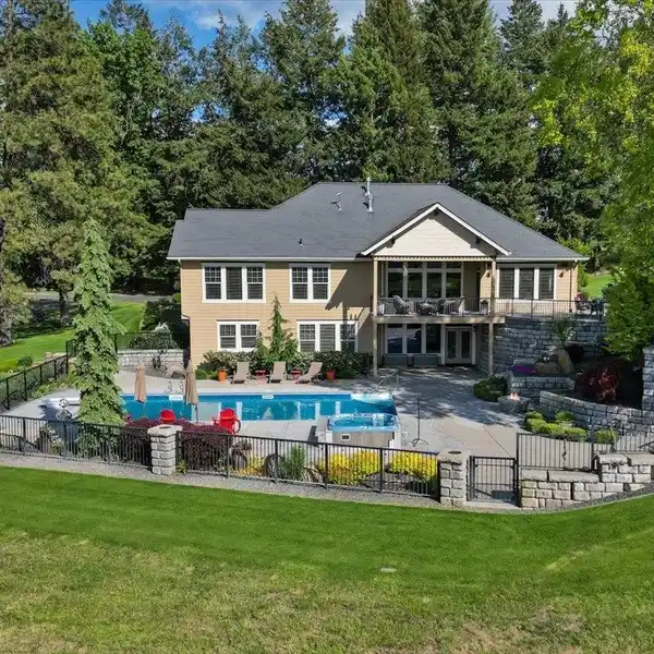 EXTRAORDINARY CUSTOM ESTATE