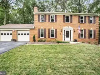 Great Falls Colonial with Private Cul-De-Sac Retreat