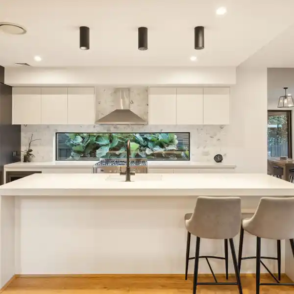 ARCHITECTURALLY REFINED RESIDENCE