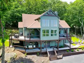 Stunning Post-and-beam Retreat