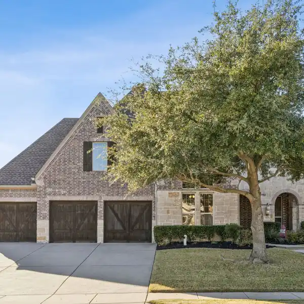 STUNNING PROSPER RESIDENCE WITH MAGNIFICENT SUN-FILLED SPACES