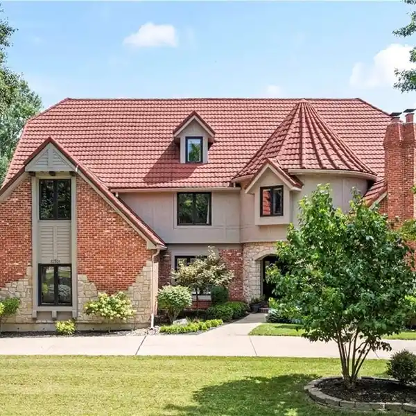 REMARKABLE HOME BLENDING ELEGANCE AND COMFORT