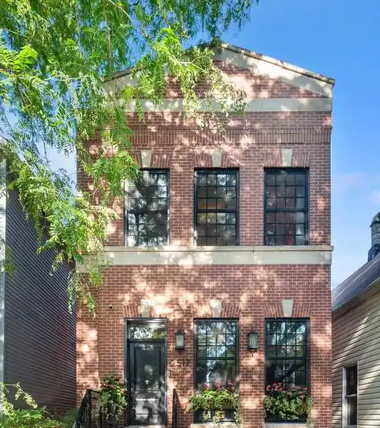 EXQUISITE CUSTOM HOME IN LINCOLN PARK